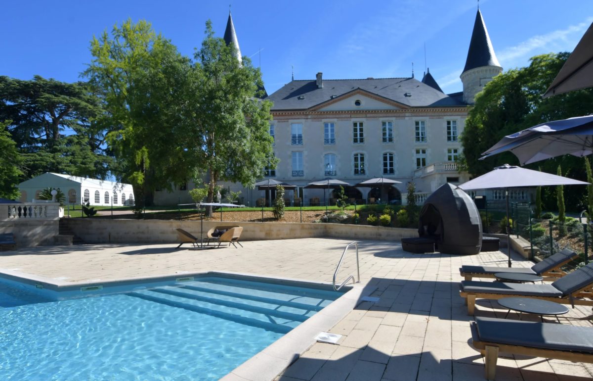 Sale of a 17th century chateau in perfect condition and totally renovated