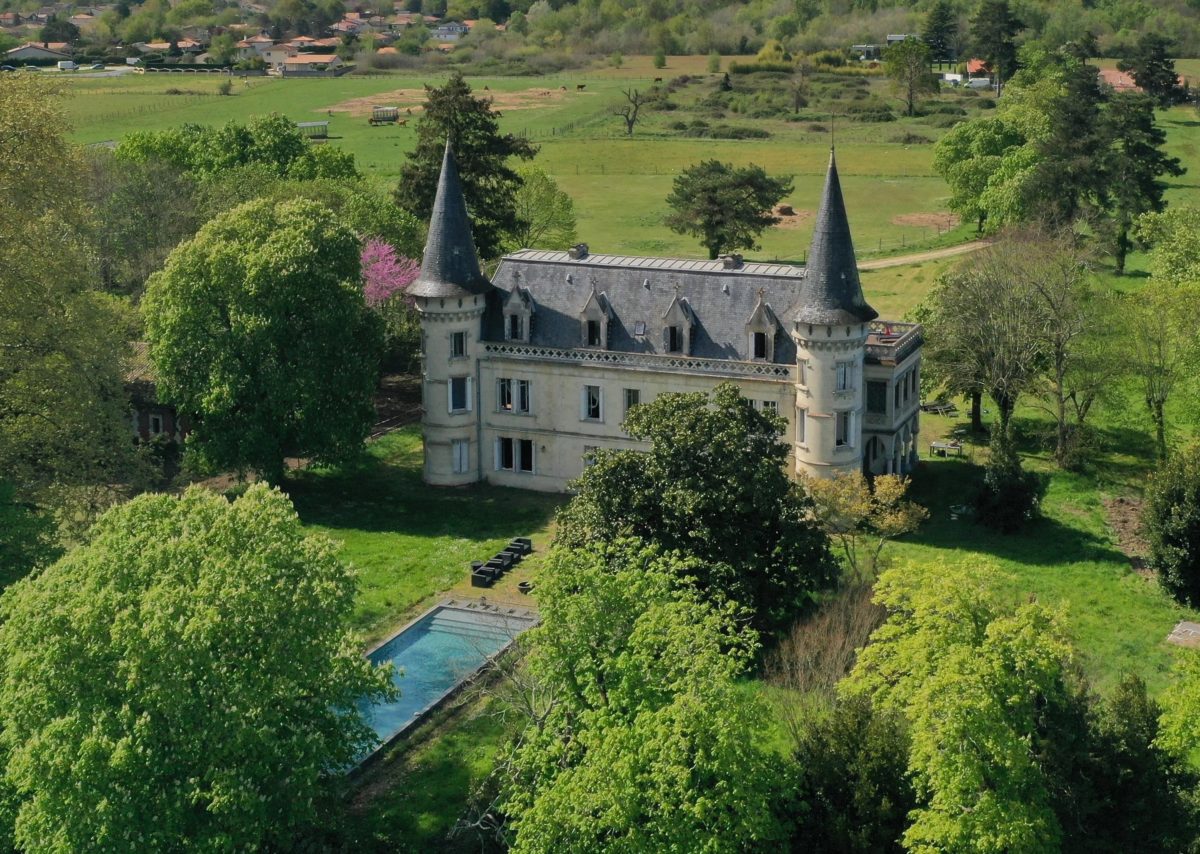 Sale of bordeaux chateau with outbuildings