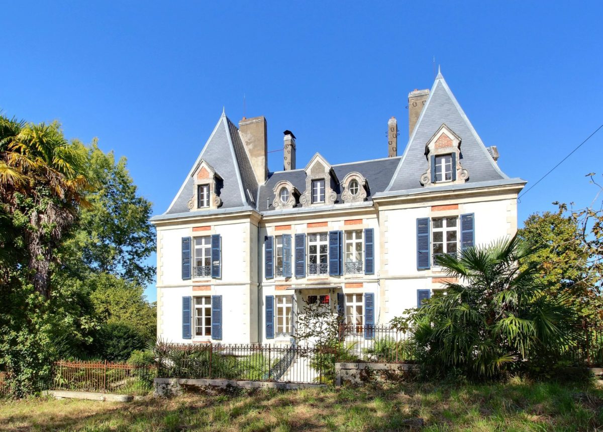 Sale of a castle in Napoleon style near Salies-de-Bearn