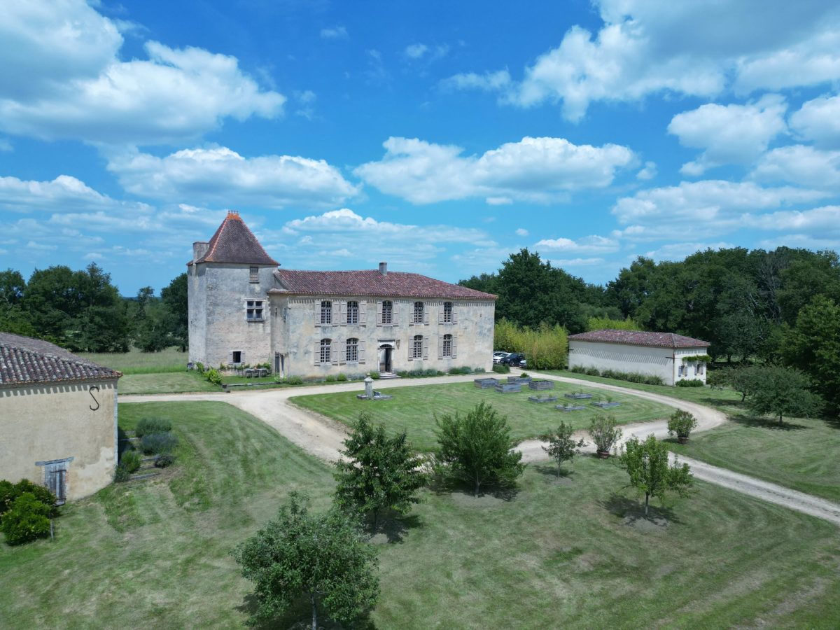 Chateau XIV century restored in bordeaux-