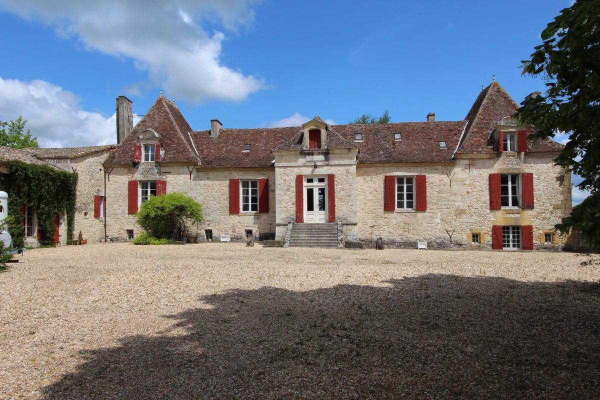 Chartreuse with equestrian equipment and outbuildings near Bergerac