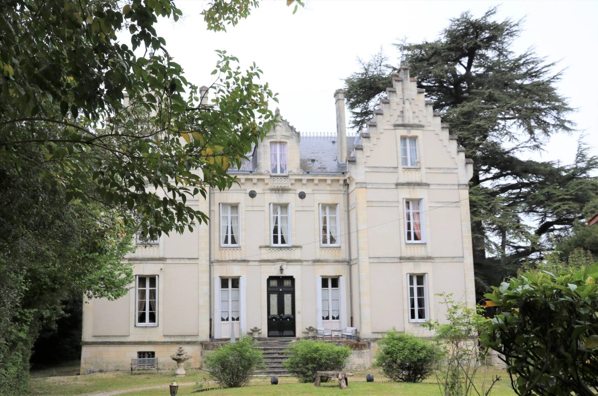 Château de 1850 à vendre proche de Mirambeau