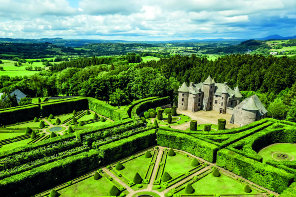 Le château de Cordès à Orcival : vente historique d’un trésor auvergnat