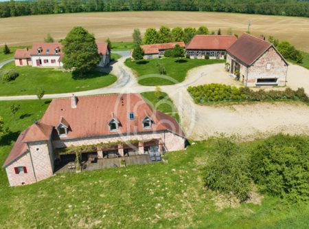 ALLIER, MOULINS ESTATE WITH THREE HOUSES AND OUTBUILDINGS, RENOVATED AND CONVERTED FOR EVENTS. LAND OF 16.2ha - 20774AU