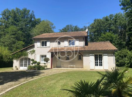 MIGNALOUX-BEAUVOIR, 180 M² HOUSE SET IN WOODED GROUNDS - 9861po
