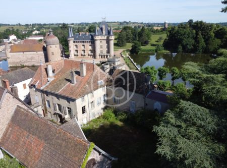 Facing the medieval castle, its pond and park, charming property with outbuildings - 1736VA