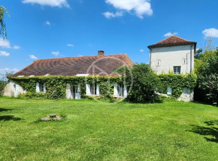 ALLIER, NEAR VICHY, LONGERE FARMHOUSE OF 150 SQM IN 8 ROOMS AND LARGE OUTBUILDINGS ON 1.2HA LAND - 20865AU