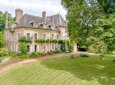 17th-19th century listed property on approx. 20 ha, east of Nevers - 1738MAC