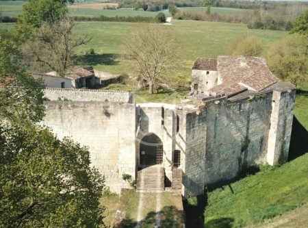  FORTERESSE MEDIEVALE EN CHARENTE-MARITIME - 9204PO