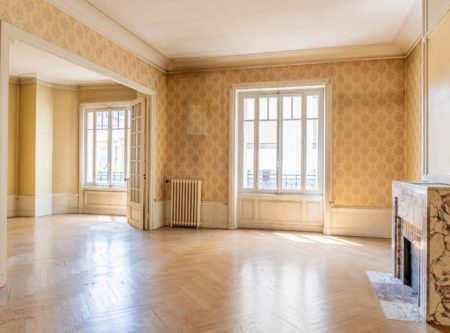 Lyon 6 – BROTTEAUX Ideal location: 117 m2 walk-through flat in a beautiful 1930 Art Deco residence, in need of renovation. - 4797LY