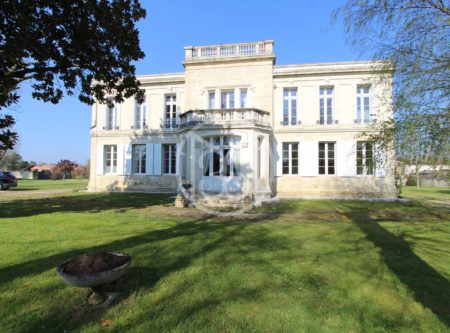 SOUTH GIRONDE – ELEGANT MANSION WITH PARK IN THE HEART OF A VILLAGE - 900737bx