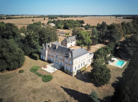 CHATEAU XIXe ET SES DEPENDANCES, PISCINE, SUR 9HA60 EN VIENNE - 14529vm