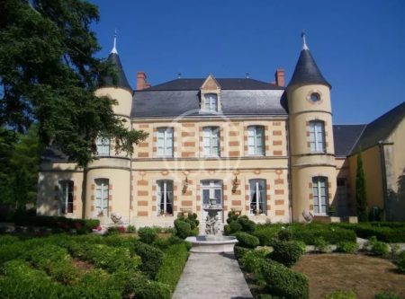 CHATEAU RENOVÉ AVEC PISCINE ET JARDIN A LA FRANCAISE PROCHE POITIERS - 14348vm