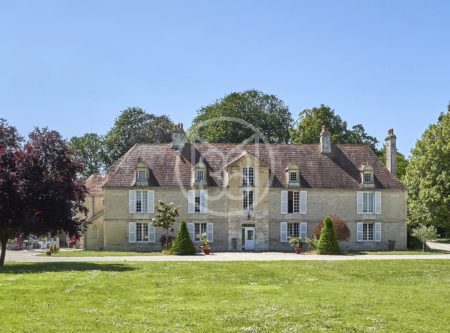 PRES DE CAEN – CHATEAU XVIIe RENOVE ET SES COMMUNS - 20859NO