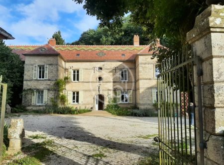 ANCIEN PRIEURE, DEPENDANCES,  TERRAIN de 2,6 HA - 1711MHL