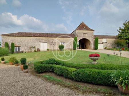 15TH CENTURY FORTIFIED HOUSE WITH SWIMMING POOL AND OUTBUILDINGS – DURAS (47) - 900913bx