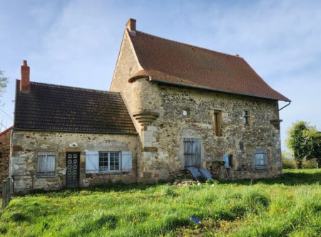 ALLIER, BOCAGE BOURBONNAIS XVth CENTURY SMALL HOUSE IN THE COURSE OF RENOVATION AND ITS OUTBUILDINGS ON 16HA OF FREE LAND - 20762AU