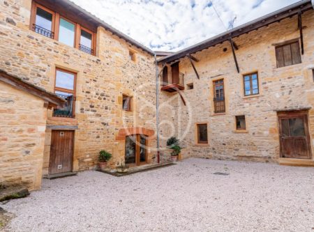 BEAUJOLAIS – PIERRES DOREES – Renovated 11th century castle and its outbuildings – 485 m² - 4751LY