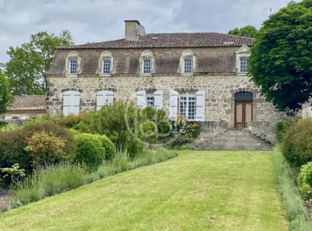 BEAUTIFUL MANOR HOUSE IN VERTEUIL D’AGENAIS – 35 HA - 901007bx