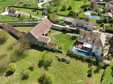 ALLIER, CHARROUX LUXUEUSE MAISON DE MAITRE XVIIIème RENOVEE, PISCINE ET DEPENDANCES TERRAIN DE 7500m² - 20712AU