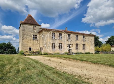 FULLY RESTORED XIVTH CENTURY CHATEAU – 7 HA - 900975bx