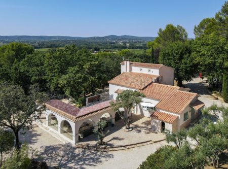 PROPRIETE DE CARACTERE AU CHARME PROVENCAL - 20516LR