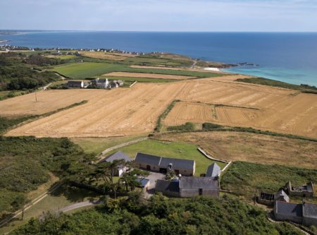 PRES  DE AUDIERNE – PROPRIETE AVEC VUE PANORAMIQUE SUR L’OCEAN - 20888BR