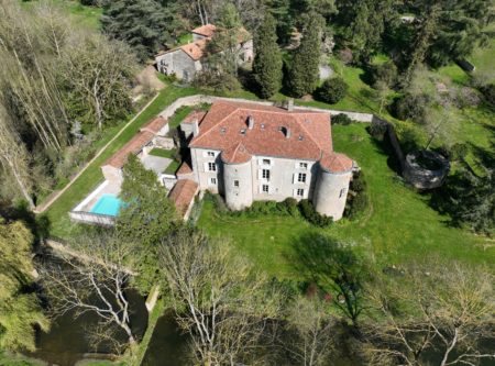 CHATEAU XVe-XIXe de 860 m² avec DEPENDANCES sur 9,35 HA - 9892PO