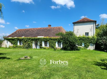 ALLIER, NEAR VICHY, LONGERE FARMHOUSE OF 150 SQM IN 8 ROOMS AND LARGE OUTBUILDINGS ON 1.2HA LAND - 20865AU