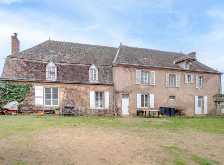 MAISON DE VILLE XVIIIème SIECLE- GITE- DEPENDANCE – 5000M² DE TERRAIN - 20644CL