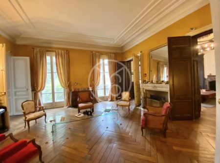 Large Haussmann-style flat with park views - 1714VA