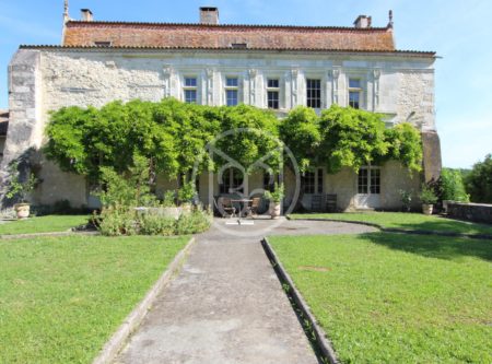 GIRONDE NEAR DORDOGNE – 14TH CENTURY CHATEAU WITH GITE AND OUTBUILDINGS - 900749bx