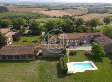 CHATEAU – 2HA – POOL – OUTBUILDINGS – STABLES - 8866TS