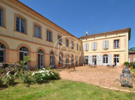 MAGNIFICENT 18TH-C CHATEAU – PARK & SWIMMING POOL - 8999TS