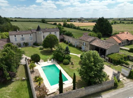 PROPERTY WITH POOL AND OUTBUILDINGS JUST 15 MIN NORTH OF POITIERS - 9953po