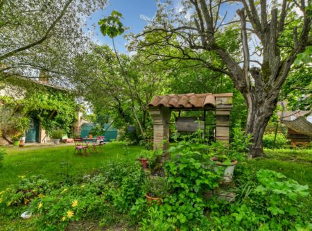 OLD VILLAGE FARMHOUSE WITH OUTBUILDINGS - 8982TS