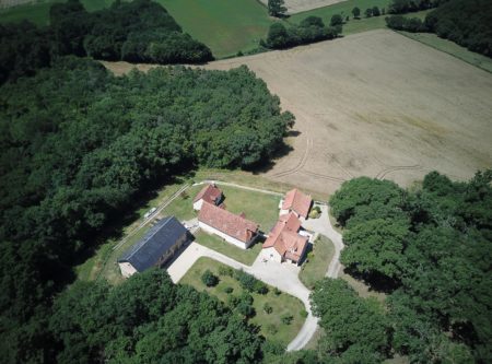 RENOVATED FARM BUILDINGS SET IN 2 HA OF GROUNDS - 9504po