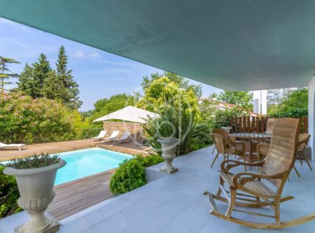 VILLA D’ARCHITECTE – VUE PANORAMIQUE-ACCES PRIVE A LA RIVIERE ARI - 8839TS