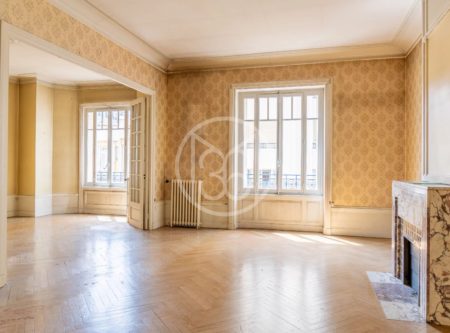 Lyon 6 – BROTTEAUX Ideal location: 117 m2 walk-through flat in a beautiful 1930 Art Deco residence, in need of renovation. - 4797LY