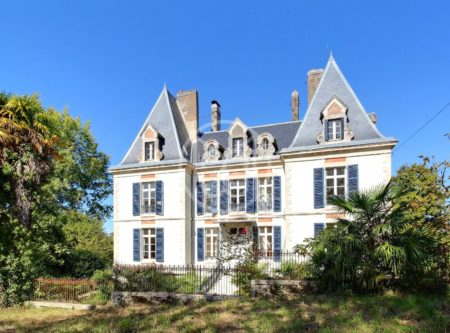 Spacious NAPOLEON III chateau in wooded grounds - 900906bx