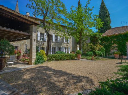 MAGNIFIQUE MAISON DE VILLAGE ET DEPENDANCES. - 20735LR