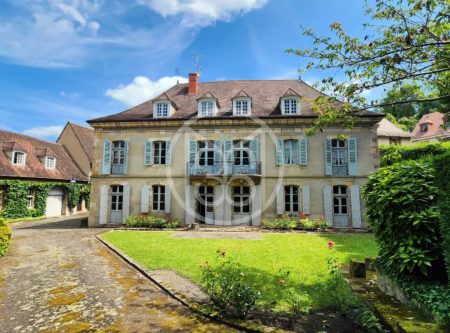 ALLIER, MONTLUCON CENTRE HISTORIQUE, HOTEL PARTICULIER XVIII ET DEPENDANCES AVEC TROIS APPARTEMENTS LOCATIFS - 20847AU