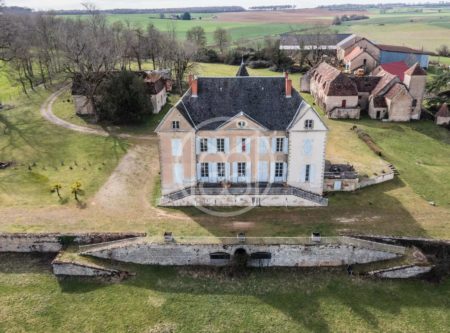 18th century castle to be restored, numerous 17th century outbuildings, 8 hectares of parkland with pond. Unbeatable view. - 1680MAC