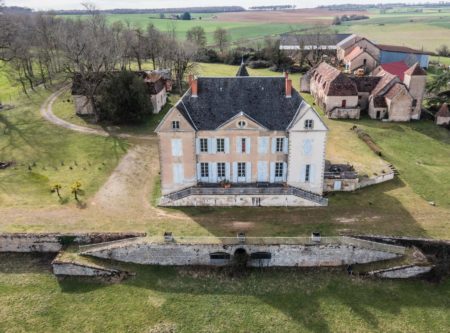 18th century castle to be restored, numerous 17th century outbuildings, 8 hectares of parkland with pond. Unbeatable view. - 1680MAC