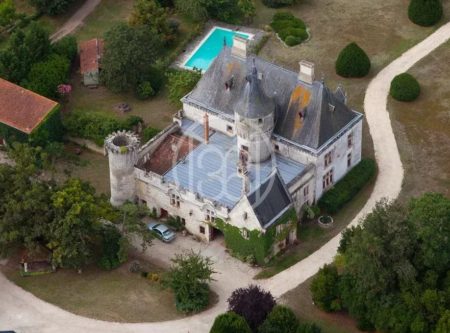 CHATEAU XIXe DANS UN ECRIN DE VERDURE - 10024PO