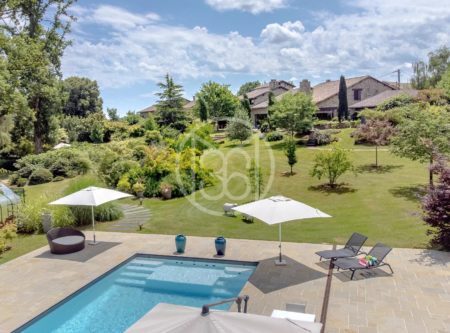 Propriété d’exception avec parc 1.6 ha et piscines - PE20473LI