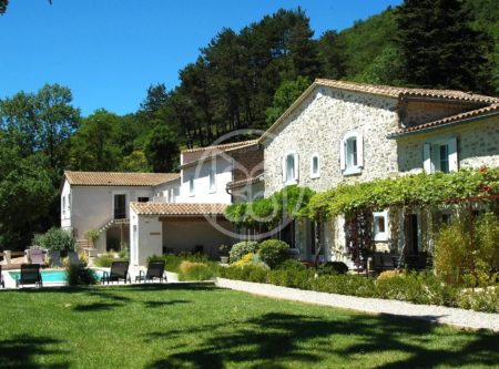 Belle propriété sur 21 ha de nature majestueuse dans la haute vallée de l’Aude, offrant une grande capacité d’accueil - 9095TS