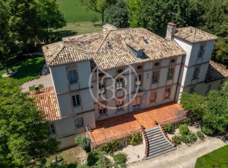 19TH CENTURY CHATEAU – OUTBUILDINGS & POOL - 8529TS