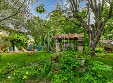 OLD VILLAGE FARMHOUSE WITH OUTBUILDINGS - 8982TS