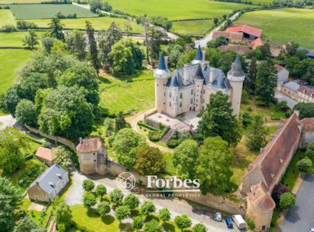 Centre of France – 15th century Fortified Chateau - 18877CL